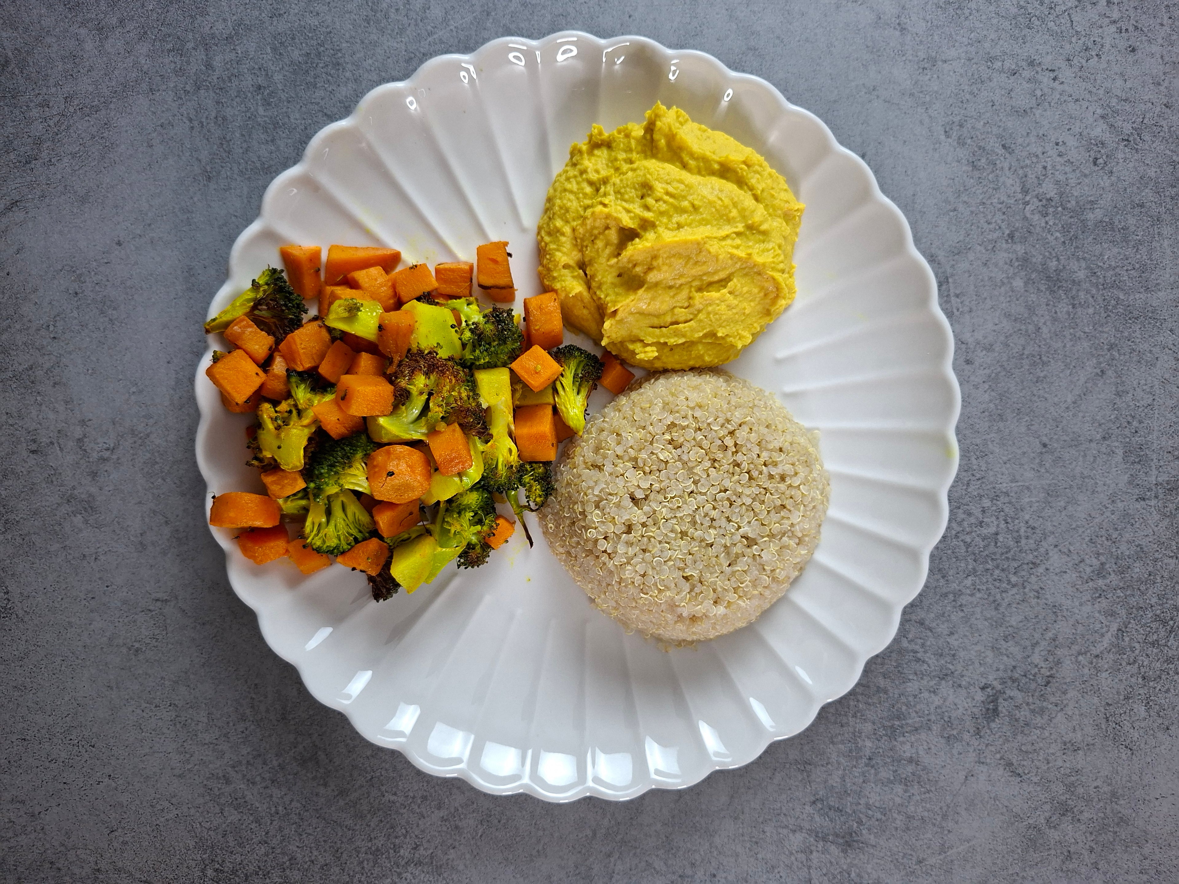 Bowl quinoa, légumes rôtis & houmous au curcuma